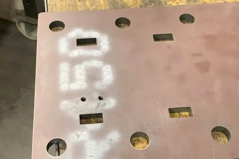 Plåtdetalj med ingraverad märkning