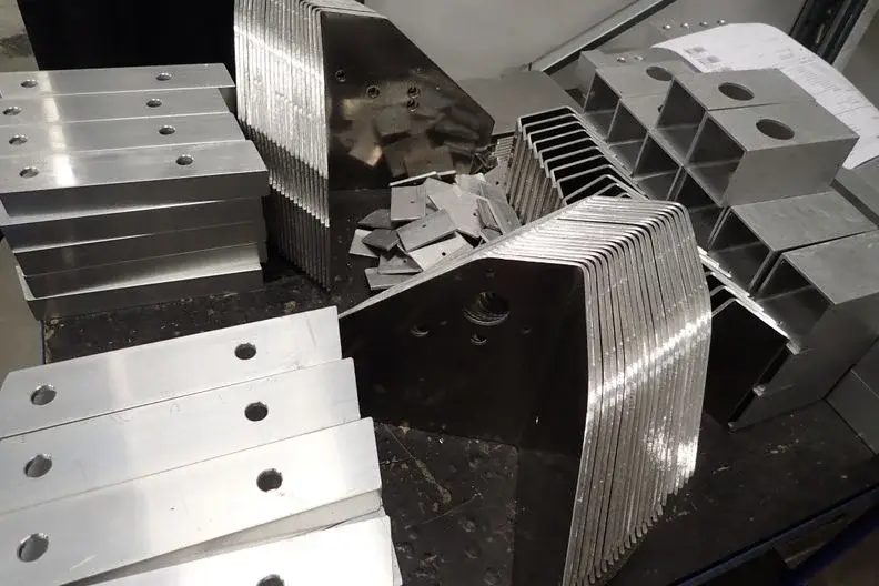 Bockade plåtdetaljer staplade i serie